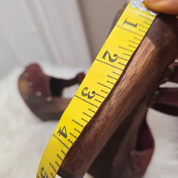 Micheal Kors Burgundy Wooden Block Heels Strappy Velvety Sandals. Size 7M🌴✌️ - Picture 9 of 9